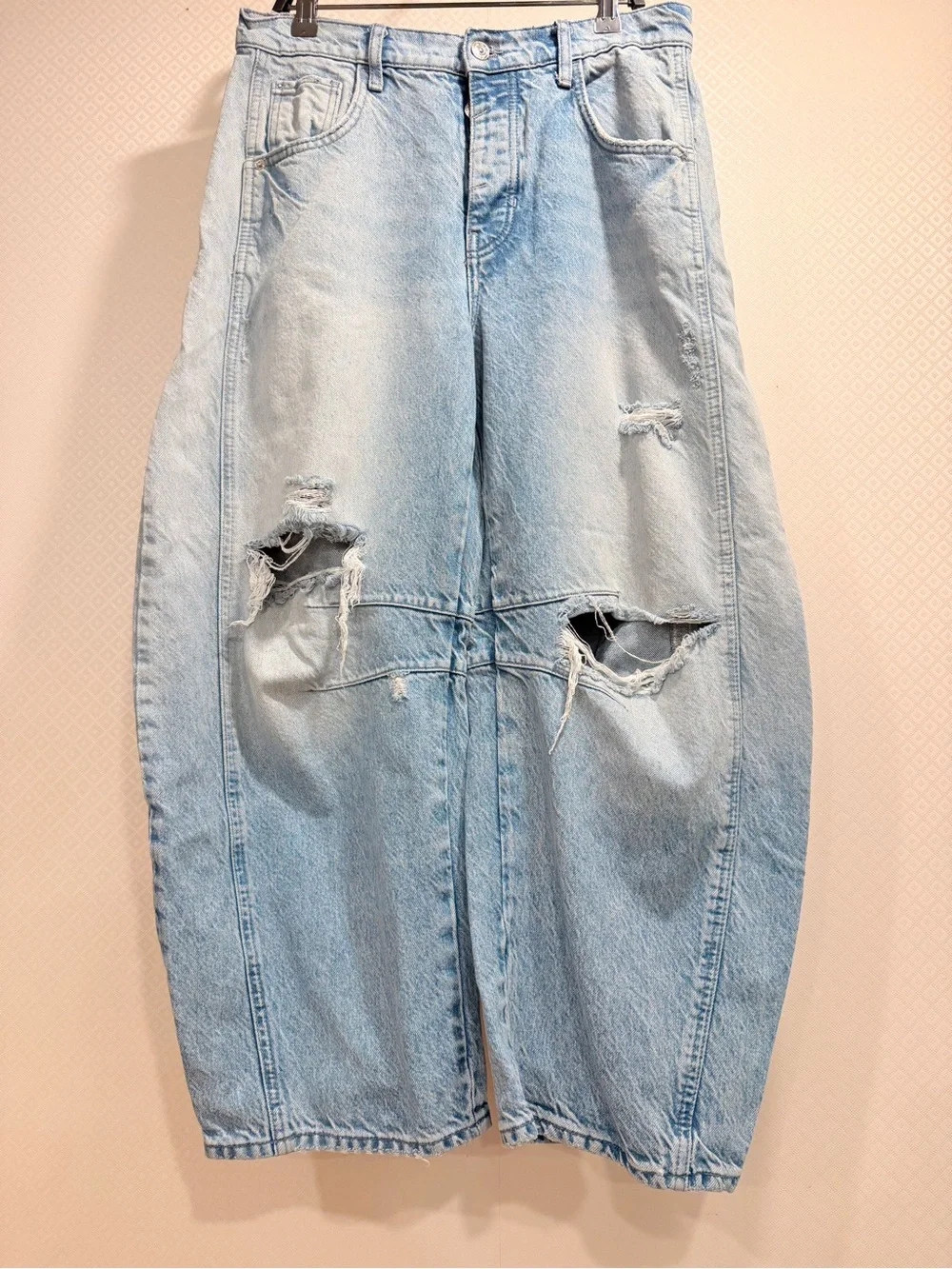Free People We The Free Distressed Barrel Jeans  Light Wash Wide-Leg Jeans Sz 27